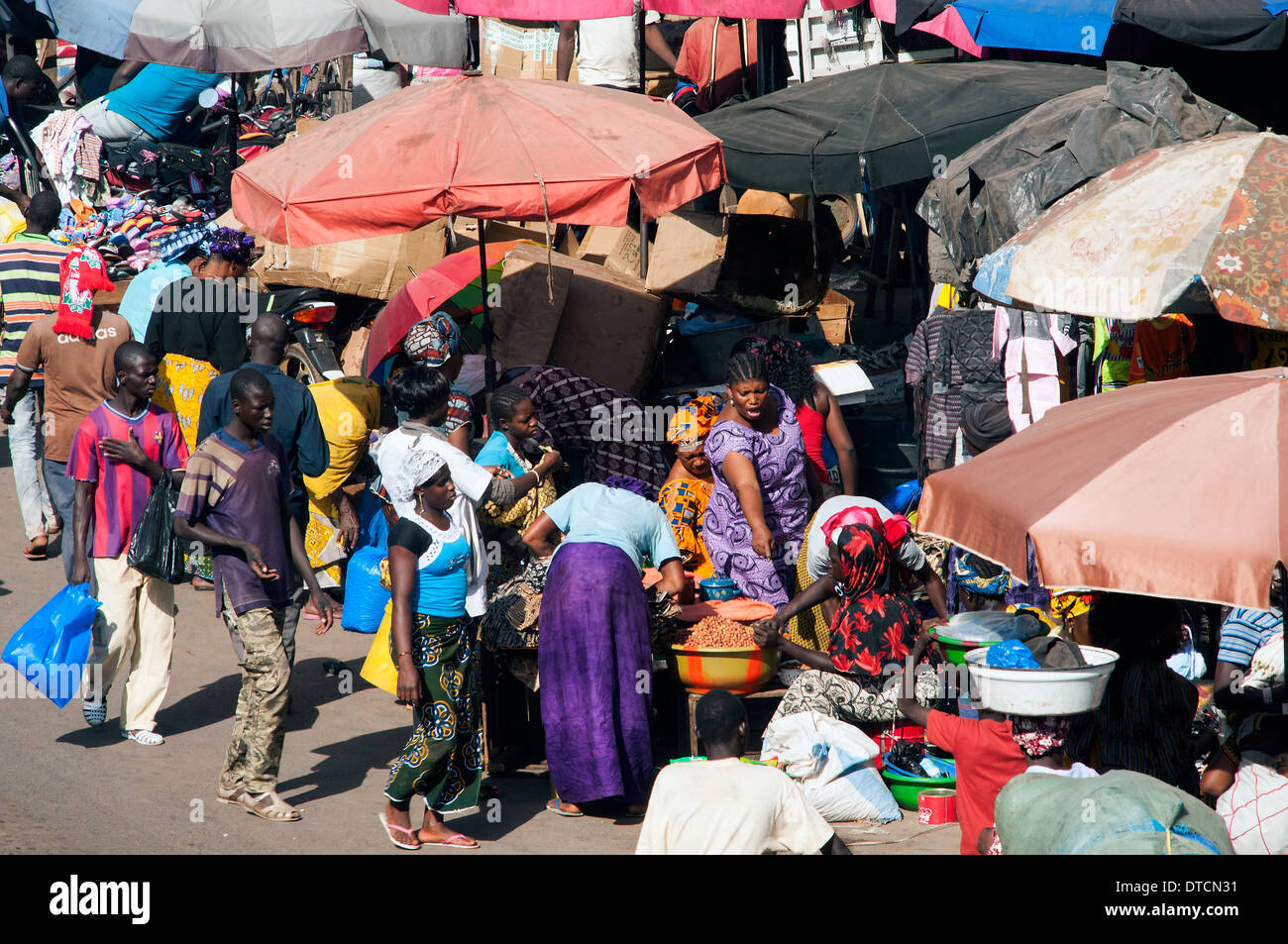 Grand marché scène, Bamako, Mali Banque D'Images