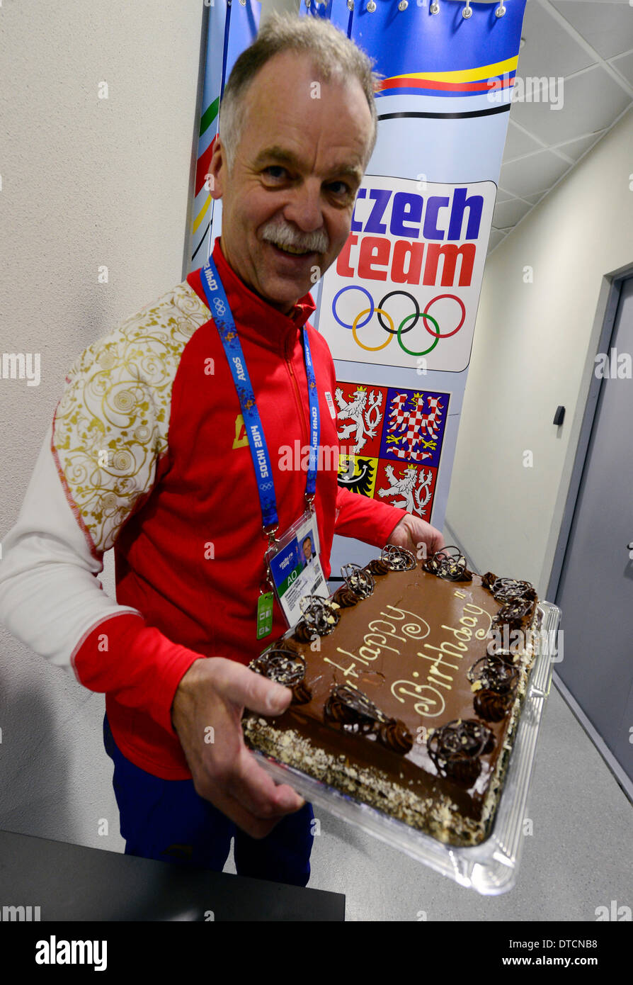Sochi, Russie. Feb 15, 2014. Directeur général de l'Association de hockey sur glace tchèque Slavomir Lener est titulaire d'un gâteau au chocolat pour Jaromir Jagr sur son 42e anniversaire à Sotchi, Russie, le 15 février 2014. © Roman Vondrous/CTK Photo/Alamy Live News Banque D'Images