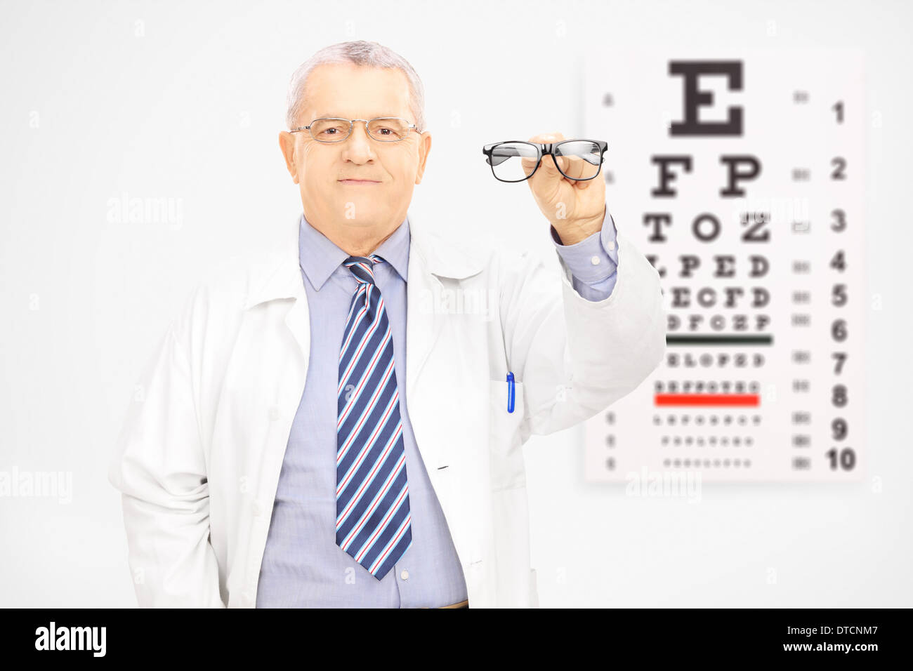 Celebrations matures une paire de lunettes en face d'un tableau Banque D'Images