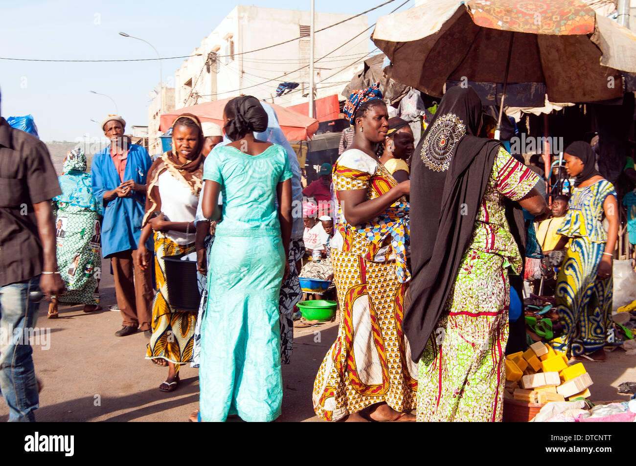 Grand marché scène, Bamako, Mali Banque D'Images