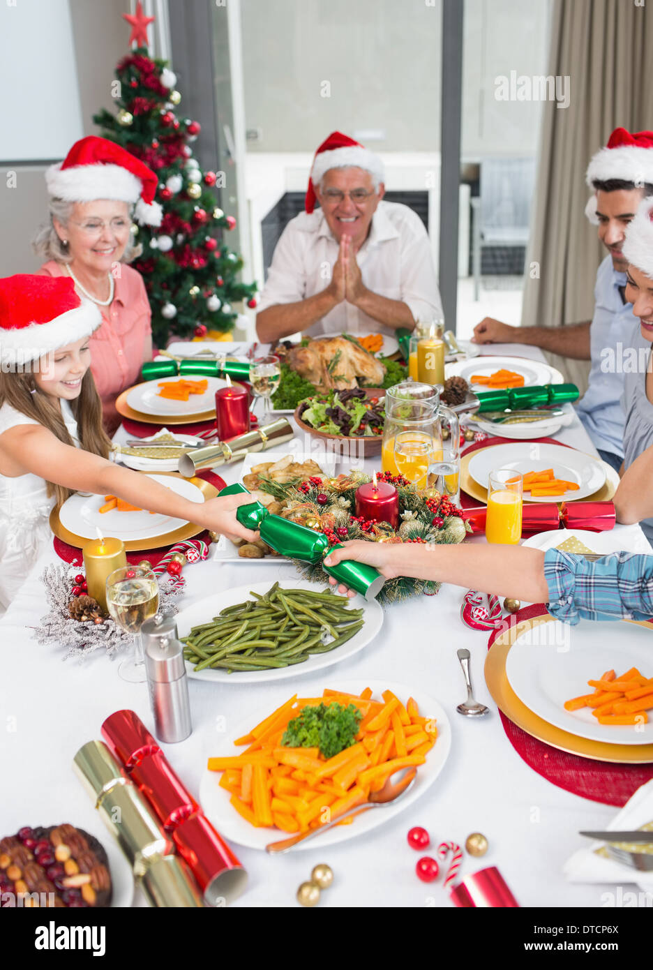 Happy Family à table à manger pour le dîner de Noël Banque D'Images