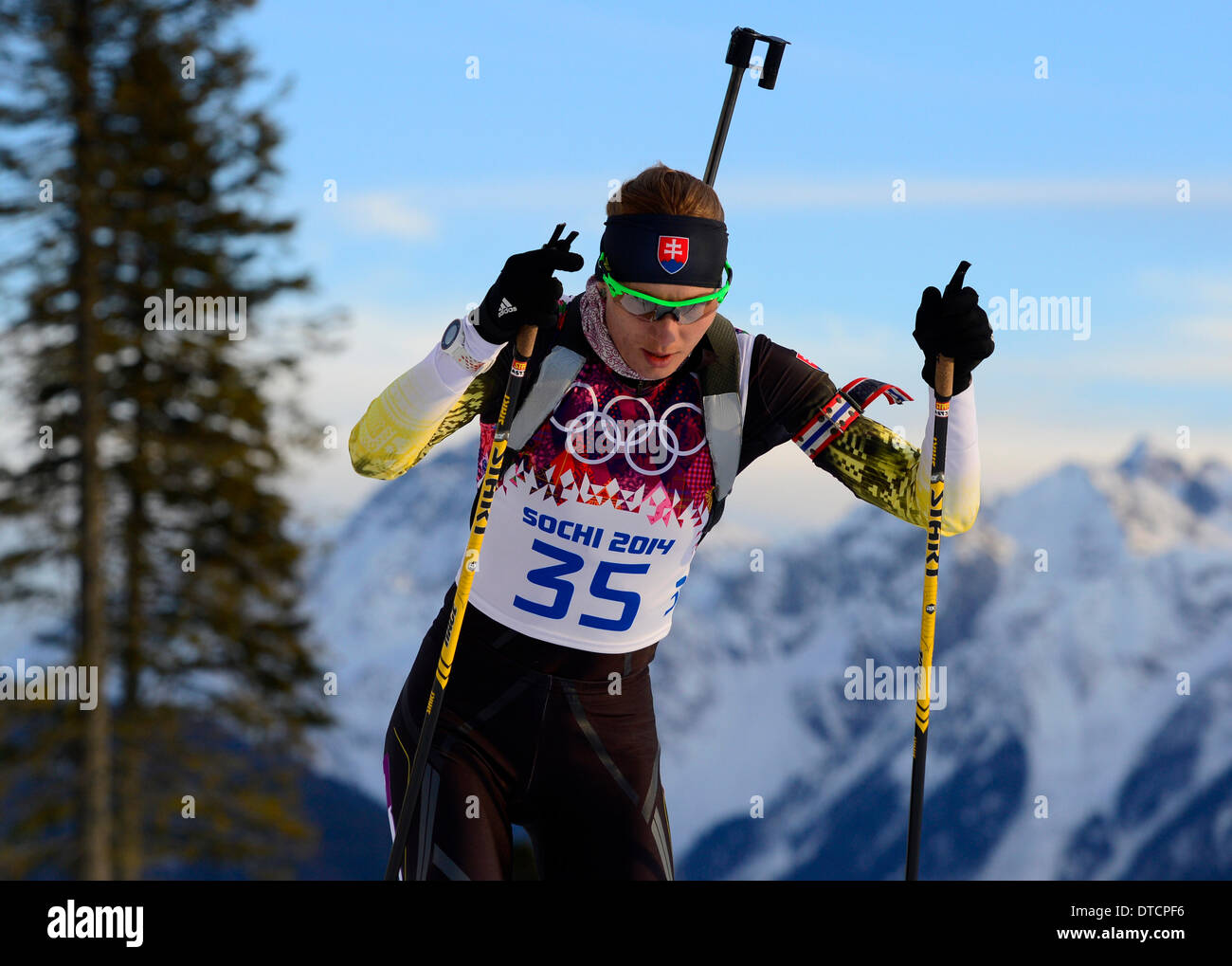 La Slovaquie Anastasiya Kuzmina fait concurrence dans le biathlon femmes 15k course individuelle, au Jeux Olympiques d'hiver de 2014 à Sotchi, Vendredi, Février 14, 2014, dans la région de Krasnaya Polyana, la Russie. (CTK Photo/Roman Vondrous) Banque D'Images