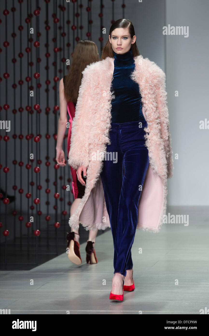 15 février 2014, Londres, Angleterre, Royaume-Uni. Un model à l'Emilio de la Morena afficher lors de la London Fashion Week AW14 à Somerset House. Credit : CatwalkFashion/Alamy Live News Banque D'Images