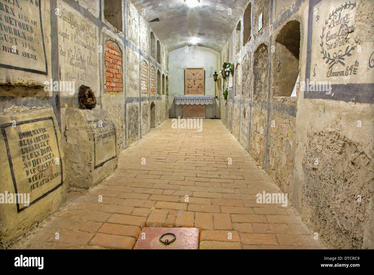 BRATISLAVA, Slovaquie - 11 février 2014 : crypte sous st. Ann chapelle à st. Martin cathédrale. Banque D'Images