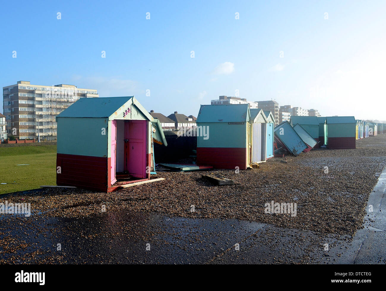 Hove Brighton Seafront promenade prom tempête pebbles beach huts balustrades bancs banc de vagues se brisant sur path Banque D'Images