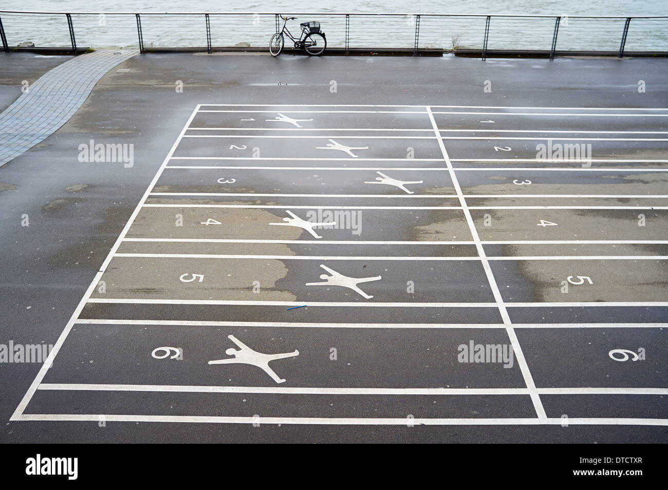 Jeu d'enfant marqué à côté du Rhin, Düsseldorf, Allemagne. Banque D'Images