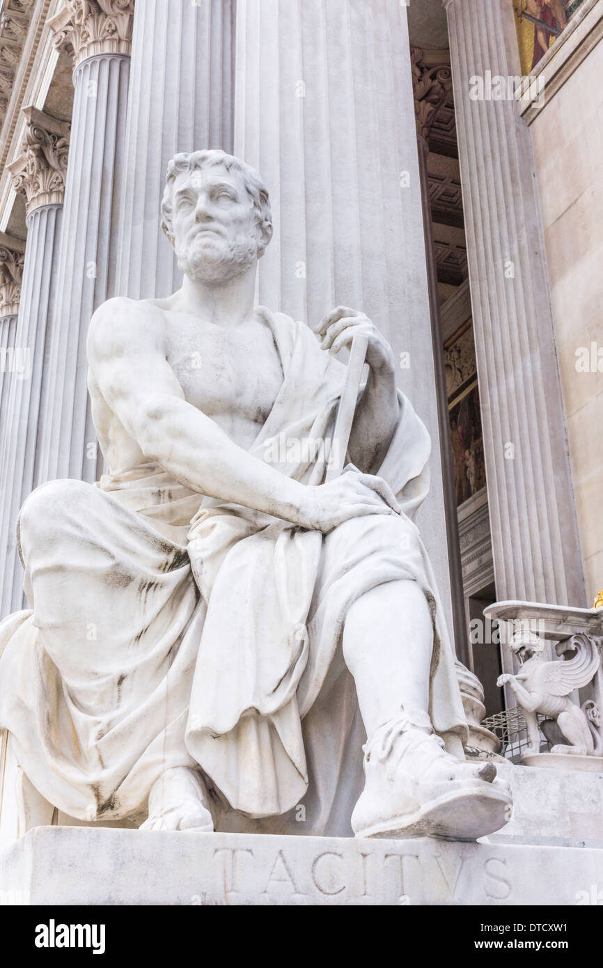 Statue à l'entrée de l'édifice du parlement autrichien montrant consul romain et l'historien Tacite, vienne, autriche Banque D'Images