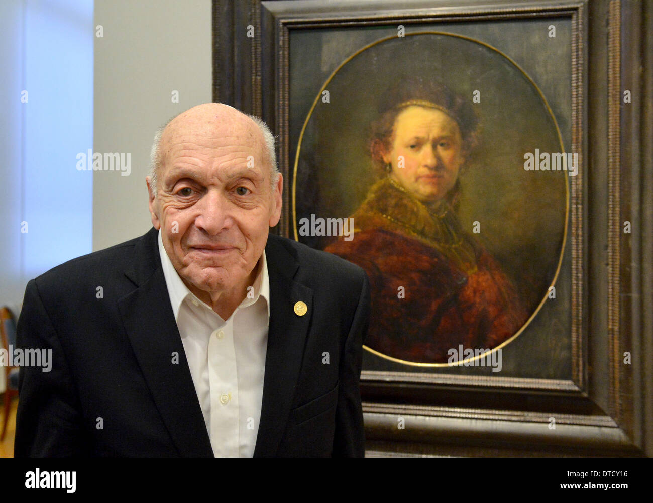 ATTENTION - EMBARGO JUSQU'AU 15 FÉVRIER 2014, 16.00 - Harry Ettlinger, qui est né à Karlsruhe, pose devant la peinture de Rembrandt "Portrait" du 1650 au musée d'art Kunsthalle de Karlsruhe, Allemagne, 15 février 2014. Ettlinger trouvés l'autoportrait de Rembrandt après la guerre dans une galerie près de Heilbronn en tant que membre de la Fondation de Monuments Hommes. L'image de Rembrandt, qui était accrochée à la Kunsthalle Karlsruhe avant son stockage, est dit avoir été familière à Ettlinger à partir de son enfance. Comme le dernier homme onumant «' Ettlinger recevra le golden S Banque D'Images