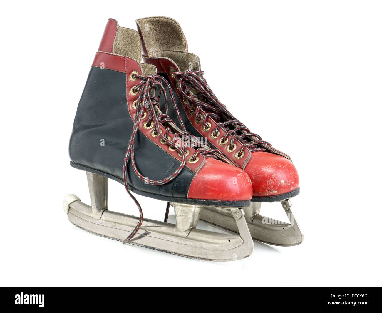 Noir et rouge vieux patins tourné sur fond blanc Banque D'Images