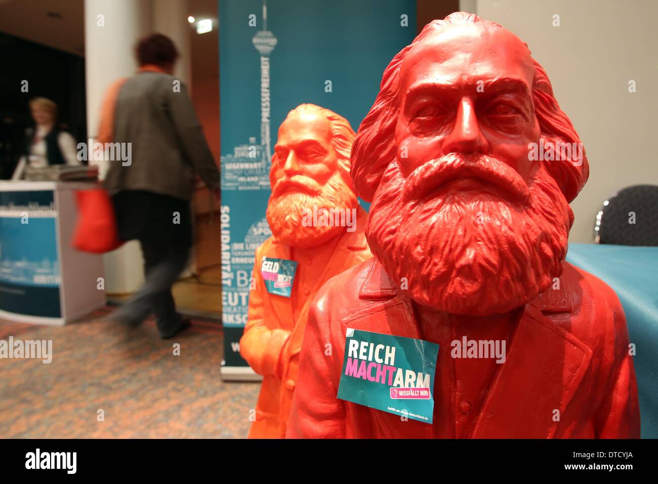 Hambourg, Allemagne. Feb 14, 2014. Bustes en plastique rouge de Karl Marx pour qui les slogans 'Reich macht arm - Missfaellt mir'. "Riche rend pauvres - me déplaît') ont été attachés, sont perçus en avance sur le parti fédéral réunion du parti de gauche au centre des congrès de Hambourg (CCH) à Hambourg, Allemagne, 14 février 2014. Le parti de gauche tiendra un congrès de deux jours à partir du 15 février 2014 d'adopter le programme électoral et établir pour les élections européennes de 2014. Photo : BBODO MARQUE/dpa/Alamy Live News Banque D'Images