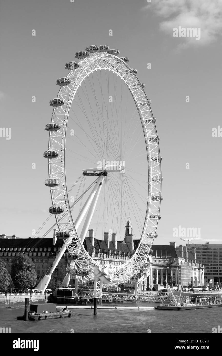 B&W shot du London Eye prises de Hungerford Bridge, Londres, Angleterre. Banque D'Images