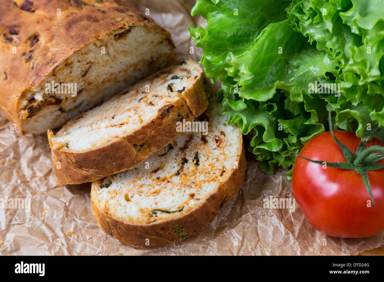 Tranches de pain blanc fait maison avec des tomates séchées et des herbes Banque D'Images