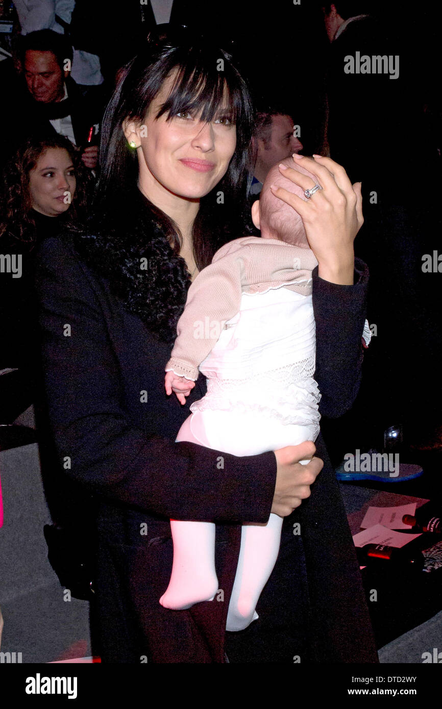 Madrid, Espagne. Feb 14, 2014. Hilaria Baldwin mit Tochter Carmen Gabriela Baldwin bei der AA de Amaya Arzuaga Fashion Show auf der Mercedes-Benz Fashion Week Automne/Hiver 2014 de Madrid. Madrid, le Crédit photo : dpa alliance/Alamy Live News Banque D'Images