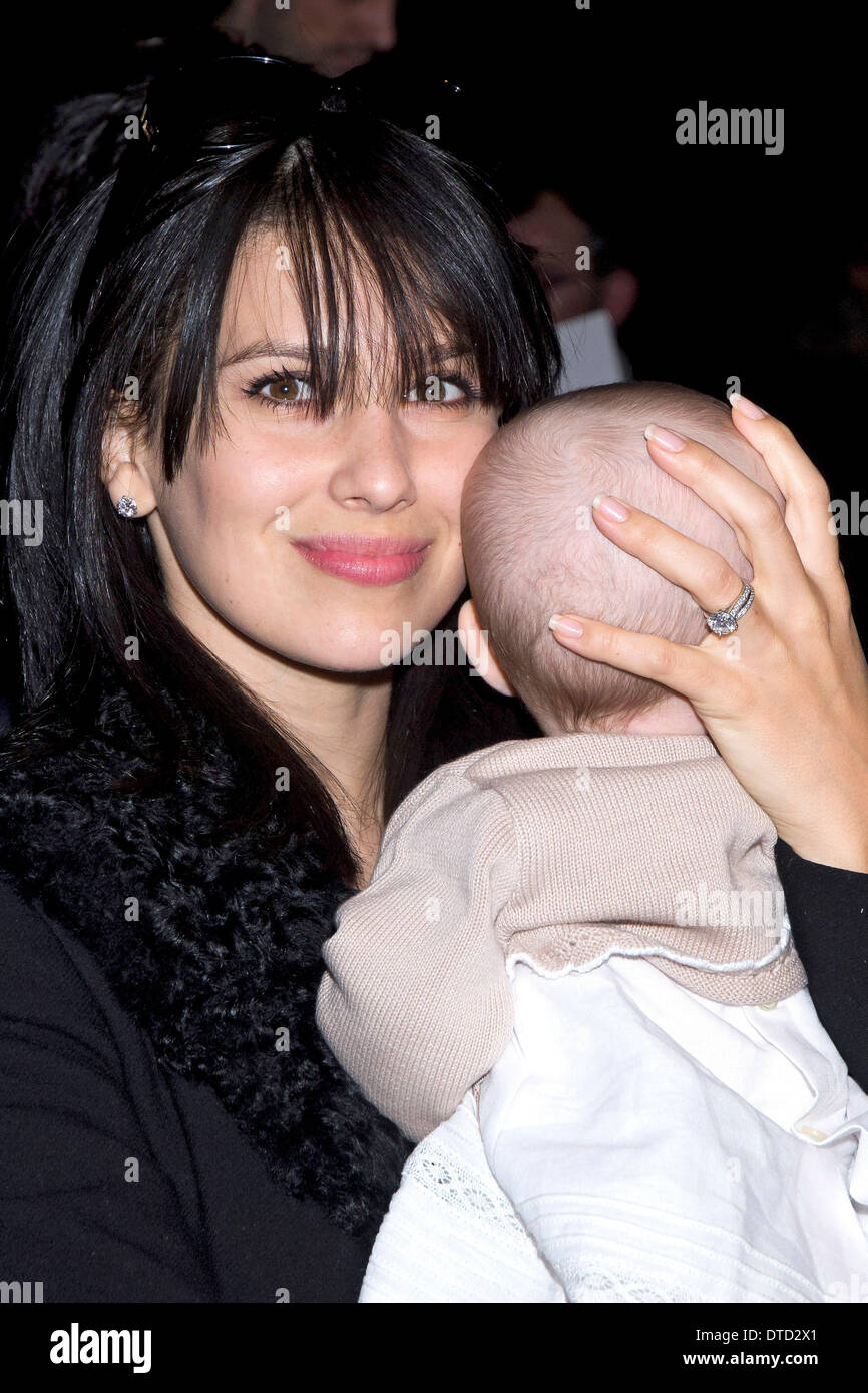 Madrid, Espagne. Feb 14, 2014. Hilaria Baldwin mit Tochter Carmen Gabriela Baldwin bei der AA de Amaya Arzuaga Fashion Show auf der Mercedes-Benz Fashion Week Automne/Hiver 2014 de Madrid. Madrid, le Crédit photo : dpa alliance/Alamy Live News Banque D'Images