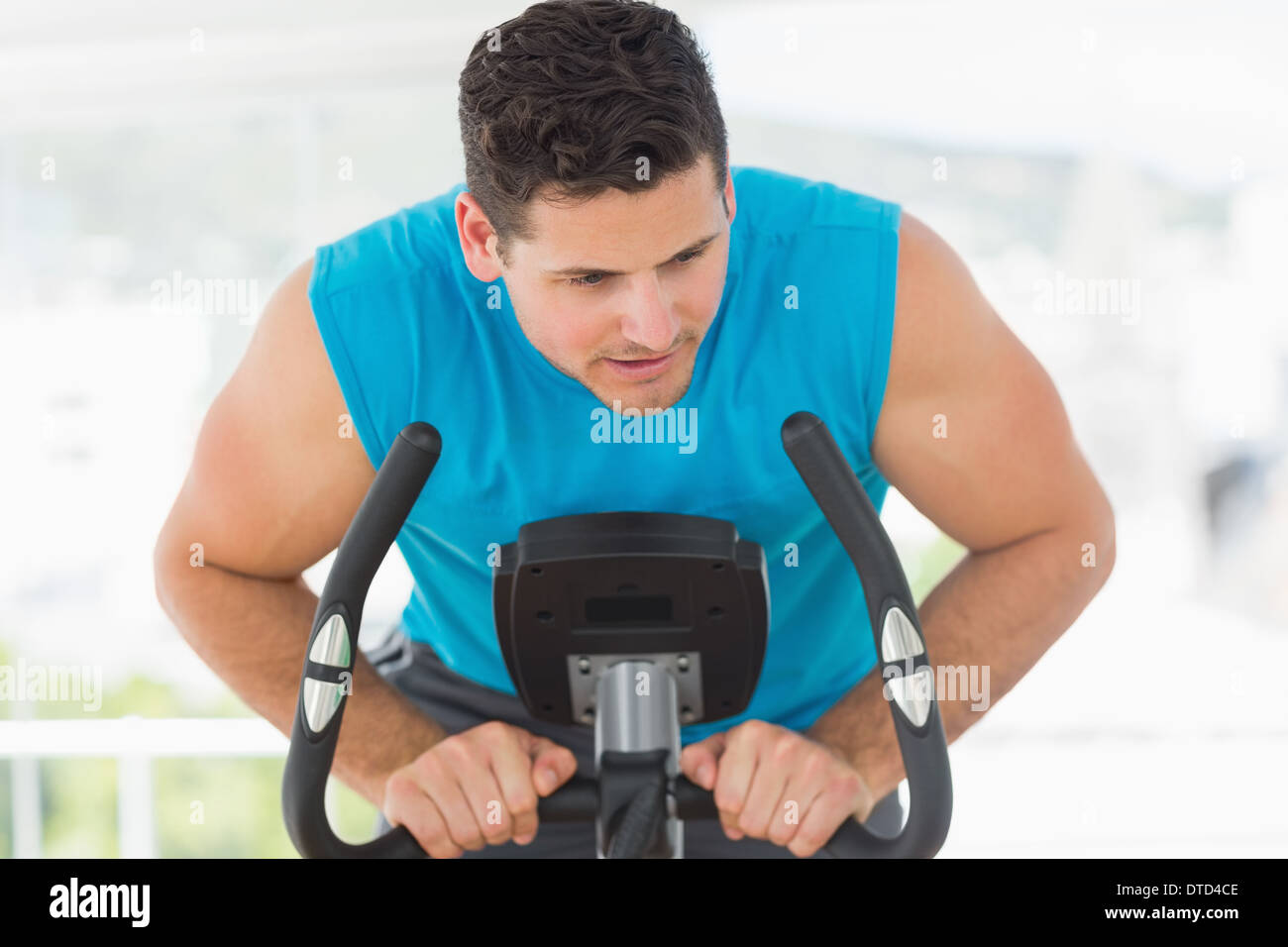Serious man working out at spinning class Banque D'Images