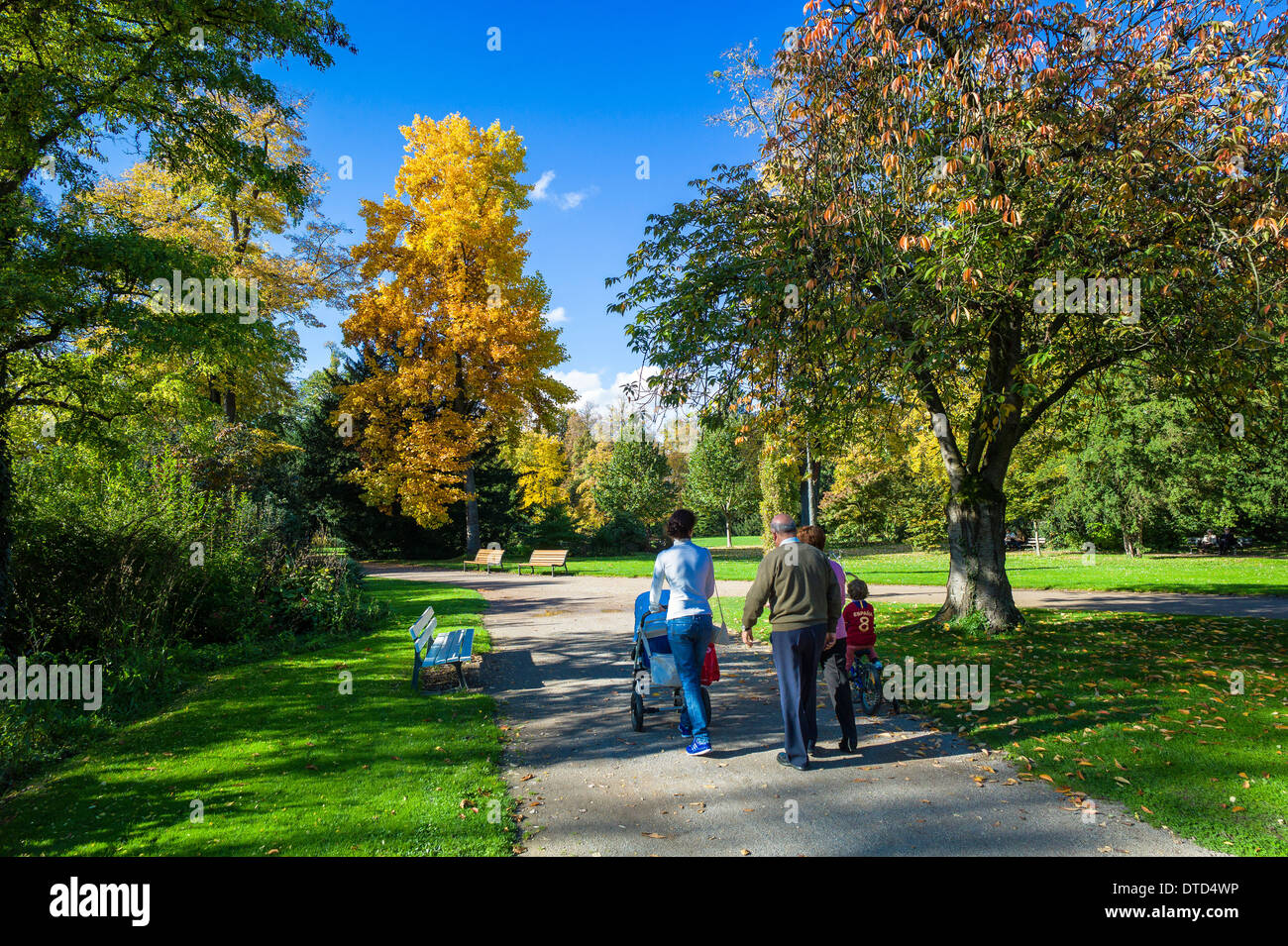 Famille flâner dans le parc de l'Orangerie en automne Strasbourg Alsace France Banque D'Images