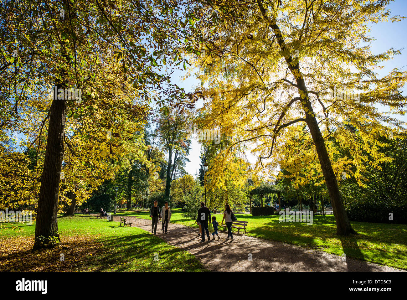 Les gens se promener dans le parc de l'Orangerie en automne Strasbourg Alsace France Banque D'Images