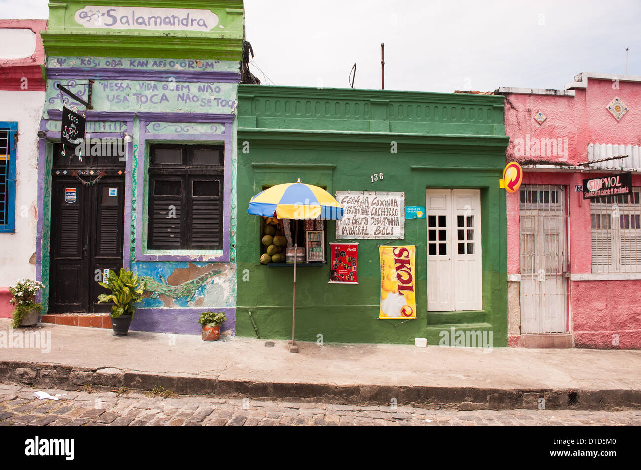 Olinda, l'État de Pernambuco, Brésil. Bar et boutique Rua. Banque D'Images