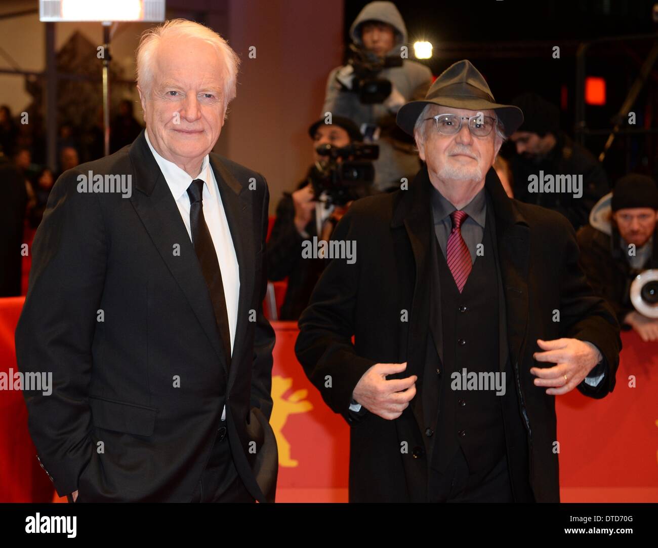 Berlin, Allemagne. Feb 15, 2014. L'acteur français André Dussollier (L) arrive pour la clôture et la cérémonie de remise des Prix du 64ème Festival du Film de Berlin à Berlin, Allemagne, 15 février 2014. Le festival Berlinale soit jusqu'au 16 février 2014. Photo : BRITTA PEDERSEN/dpa/Alamy Live News Banque D'Images