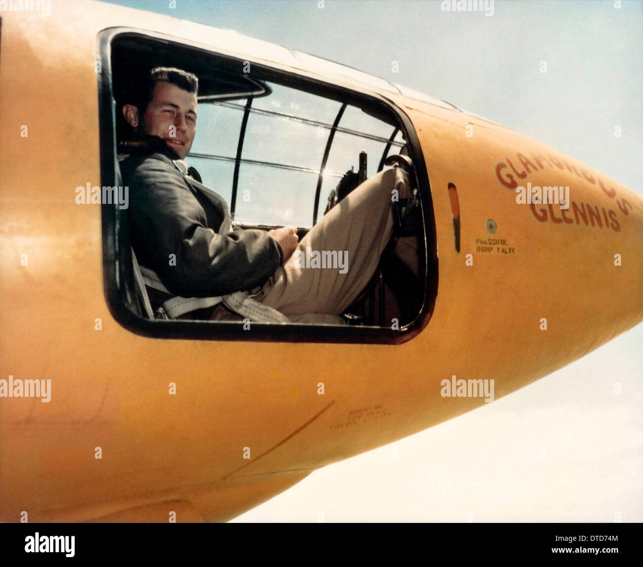 Le pilote d'essai de l'US Air Force le Capitaine Chuck Yeager assis dans le cockpit de Glamorous Glennis Bell X-1 de l'aéronef qui a brisé le mur du son le 26 septembre 1947 à Palmdale, Californie. Banque D'Images