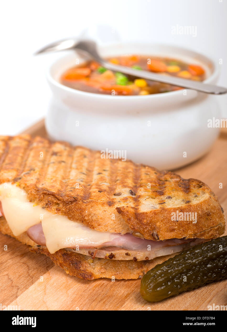 Jambon de porc frais, fromage suisse et panini servi avec légumes et pommes de terre frites. Banque D'Images