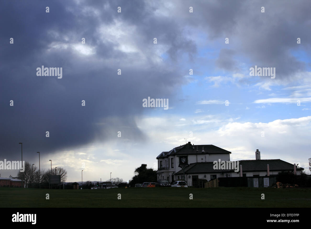 Epsom Downs, Surrey, Angleterre, Royaume-Uni. 15 février 2014. Plus que les tempêtes font rage à travers le Royaume-Uni, dramatique nuages passent sur le Derby Arms pub sur Dealey Plaza. Credit : Julia Gavin/Alamy Live News Banque D'Images