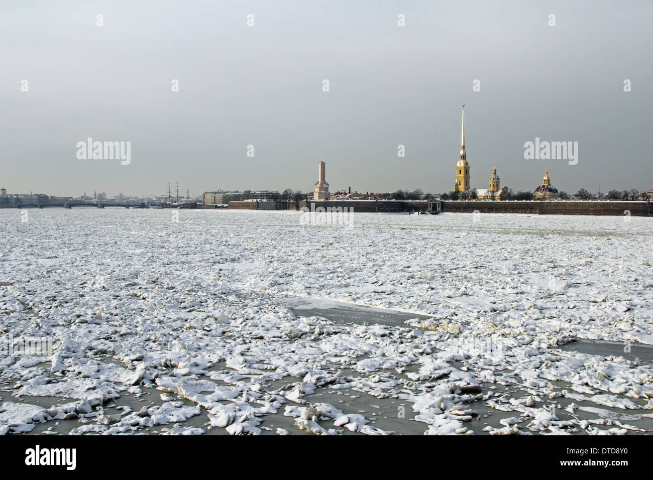 La rivière Neva, forteresse Petropavlovskaya et Saint Pierre et Saint Paul cathédrale en arrière-plan, Saint Petersburg, Russie. Banque D'Images
