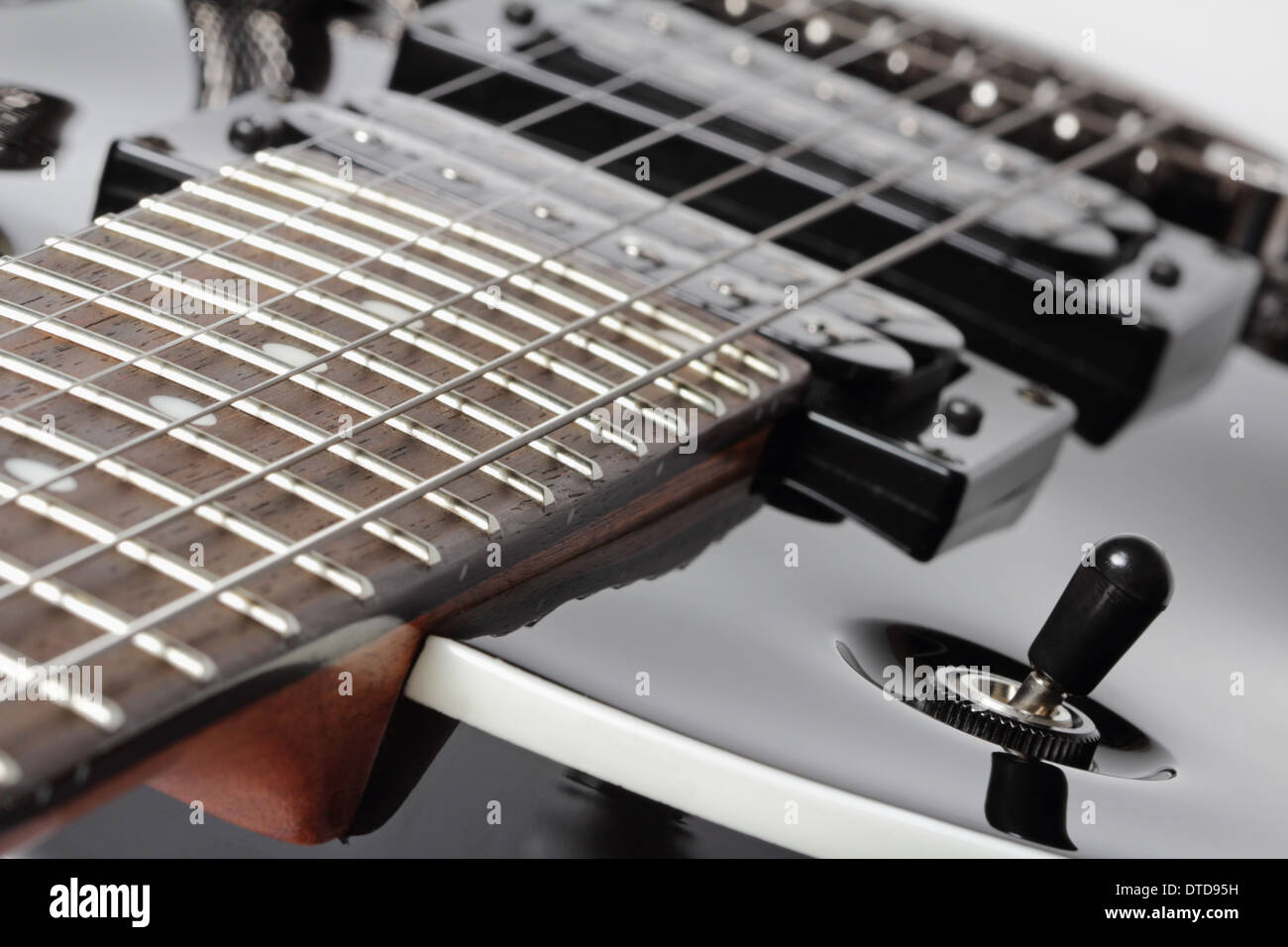 Partie d'un élégant black guitare électrique - micros humbuckers, touche palissandre et close-up. Banque D'Images