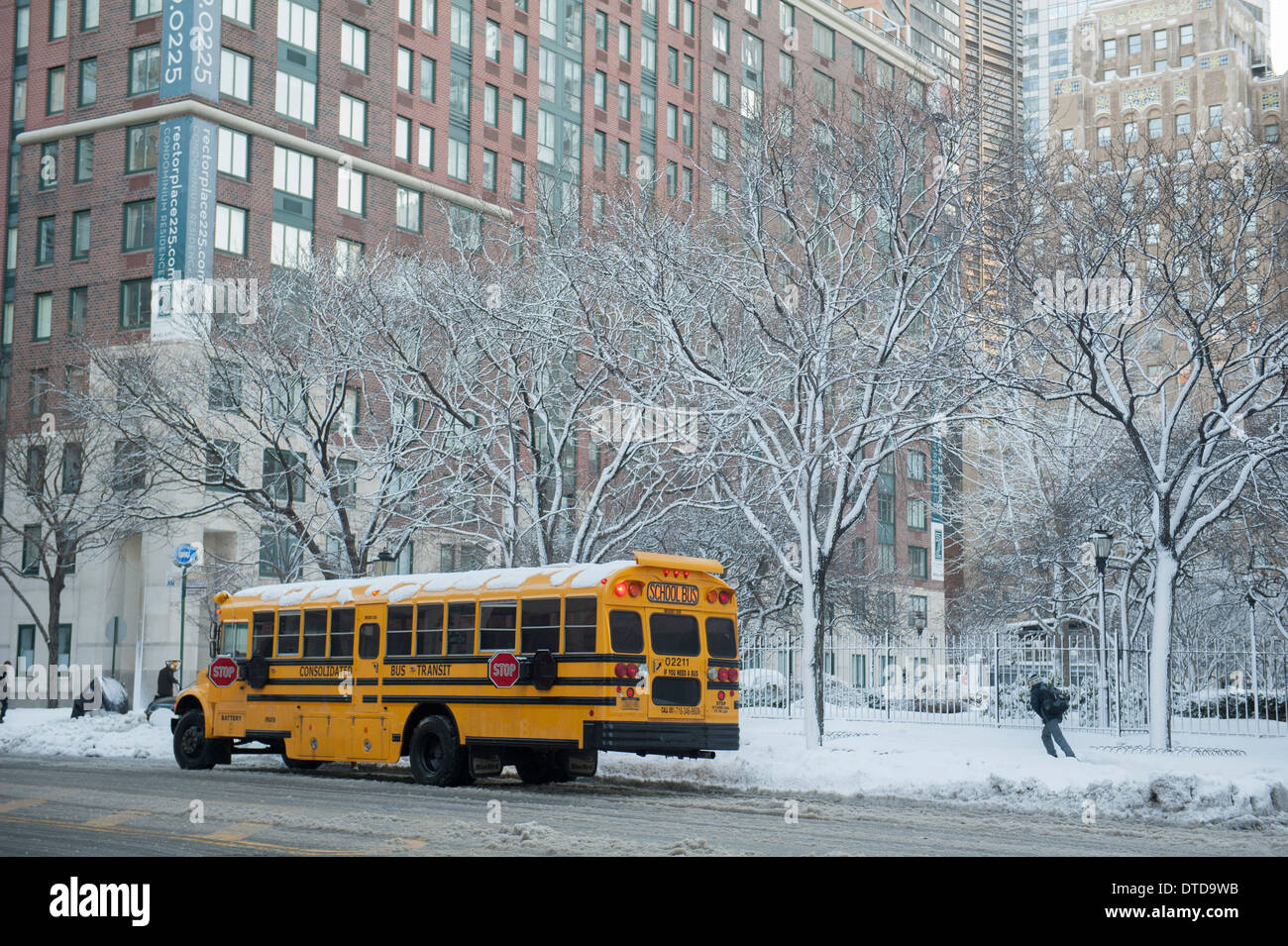 En cours d'exécution pour l'autobus scolaire dans la région de Battery Park City, un quartier de Manhattan, New York. Banque D'Images