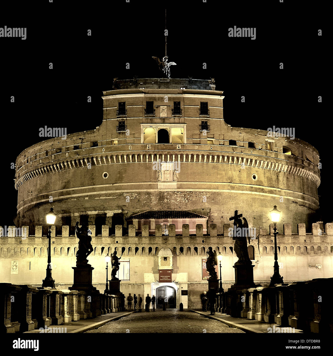 Le Castel Sant'Angelo à Rome est montré contre un ciel sombre avec le Ponte Sant'Angelo bridge dans la foregound. Banque D'Images