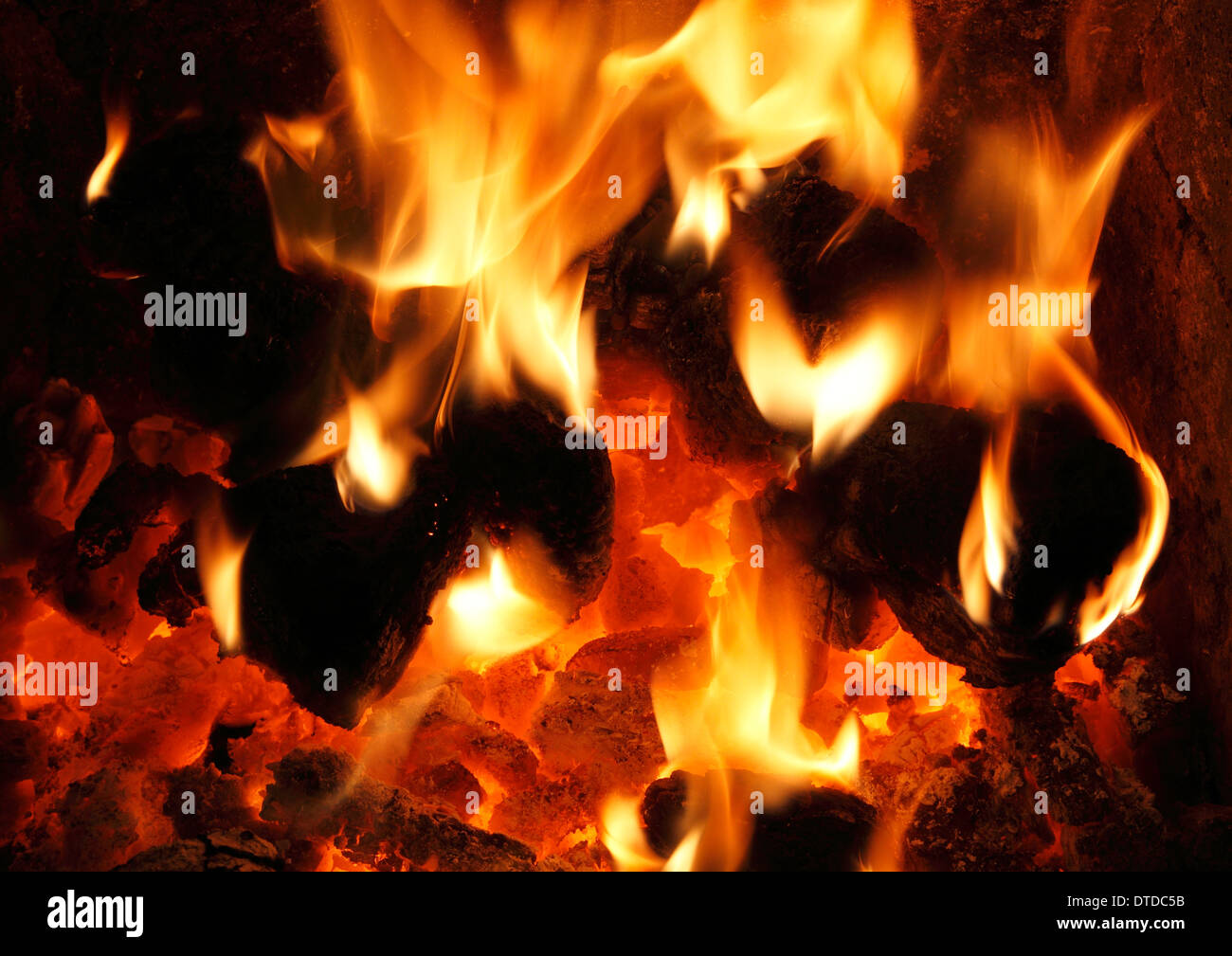 Les combustibles solides, le charbon national feu, brûlant, les flammes, les flammes, la chaleur du feu du cœur d'énergie de la chaleur des incendies de forêt accueil chaleureux Banque D'Images