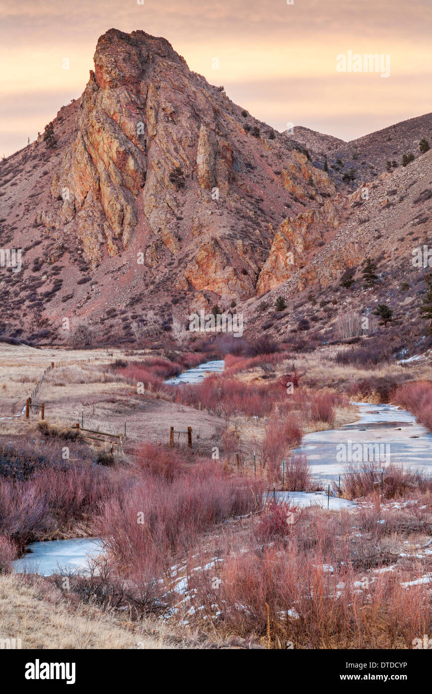 Crépuscule d'hiver dans les Montagnes Rocheuses - Eagle Nest et Rock'embranchement nord de la rivière cache la poudre dans le nord du Colorado, près de Fort Collins Banque D'Images