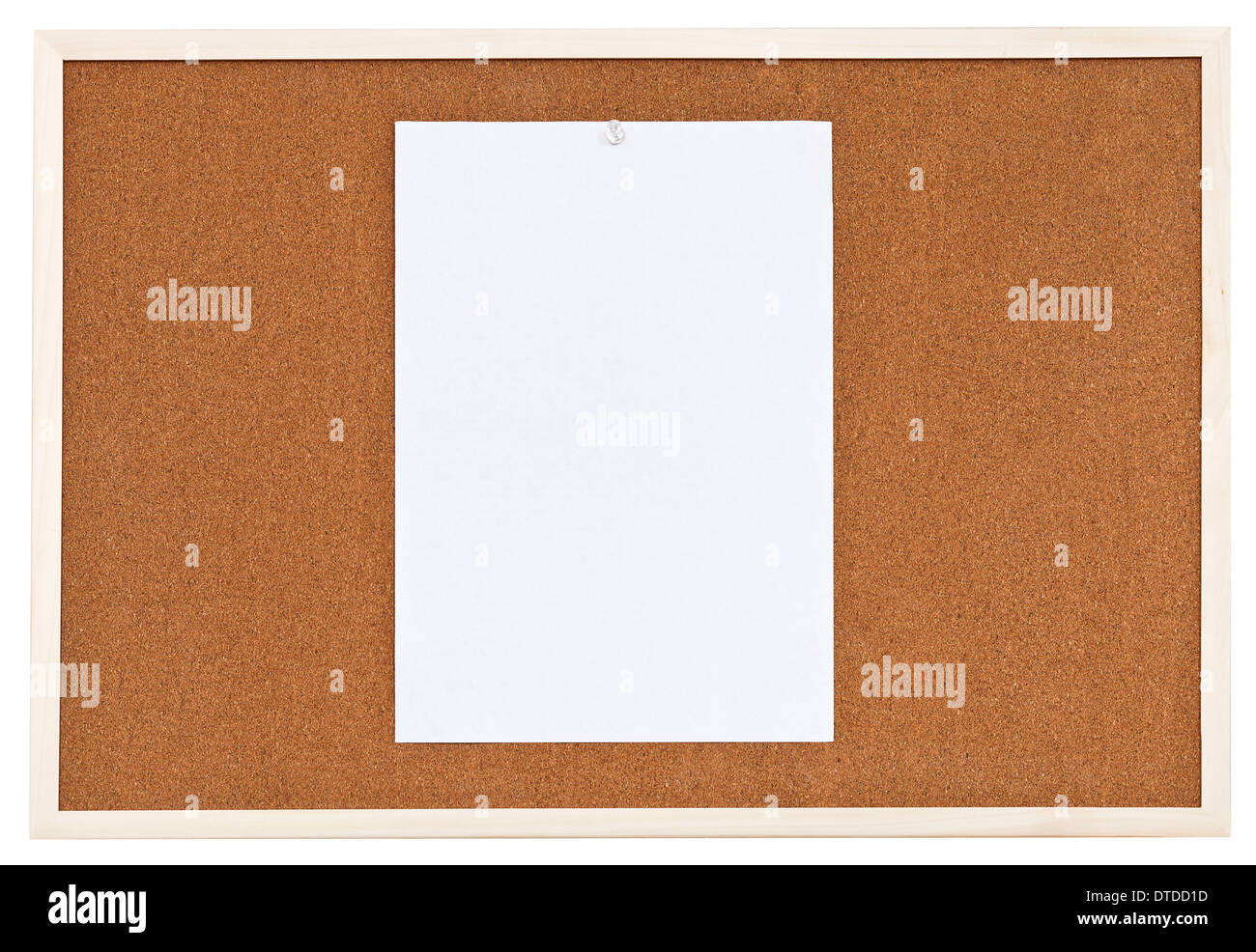 Une feuille de papier sur le panneau de liège bulletin isolé sur fond blanc Banque D'Images