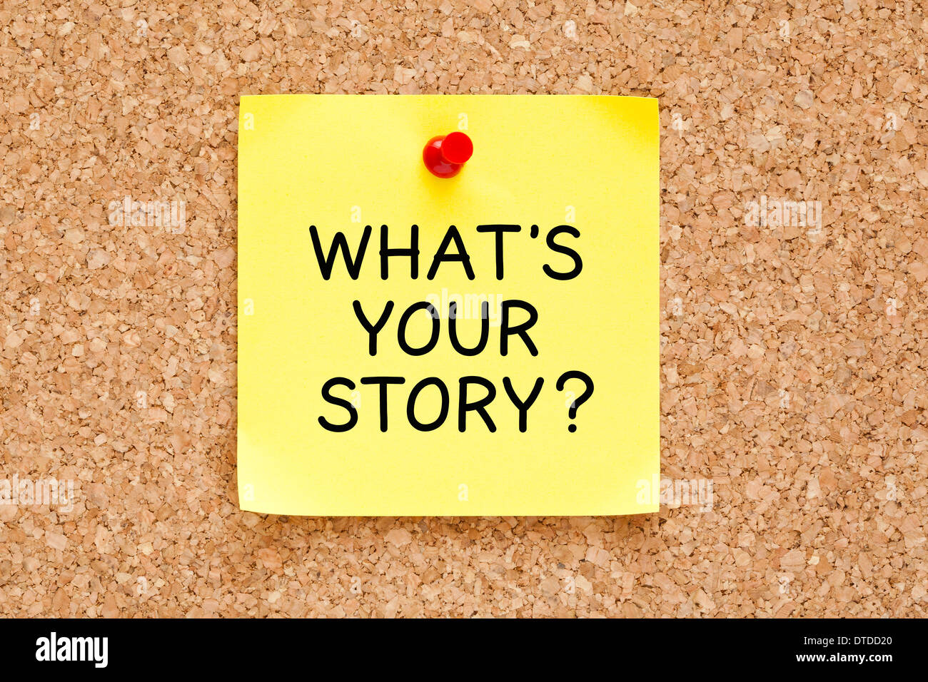 Quelle est votre histoire, écrite sur un post-it jaune épinglée sur un tableau d'affichage en liège. Banque D'Images