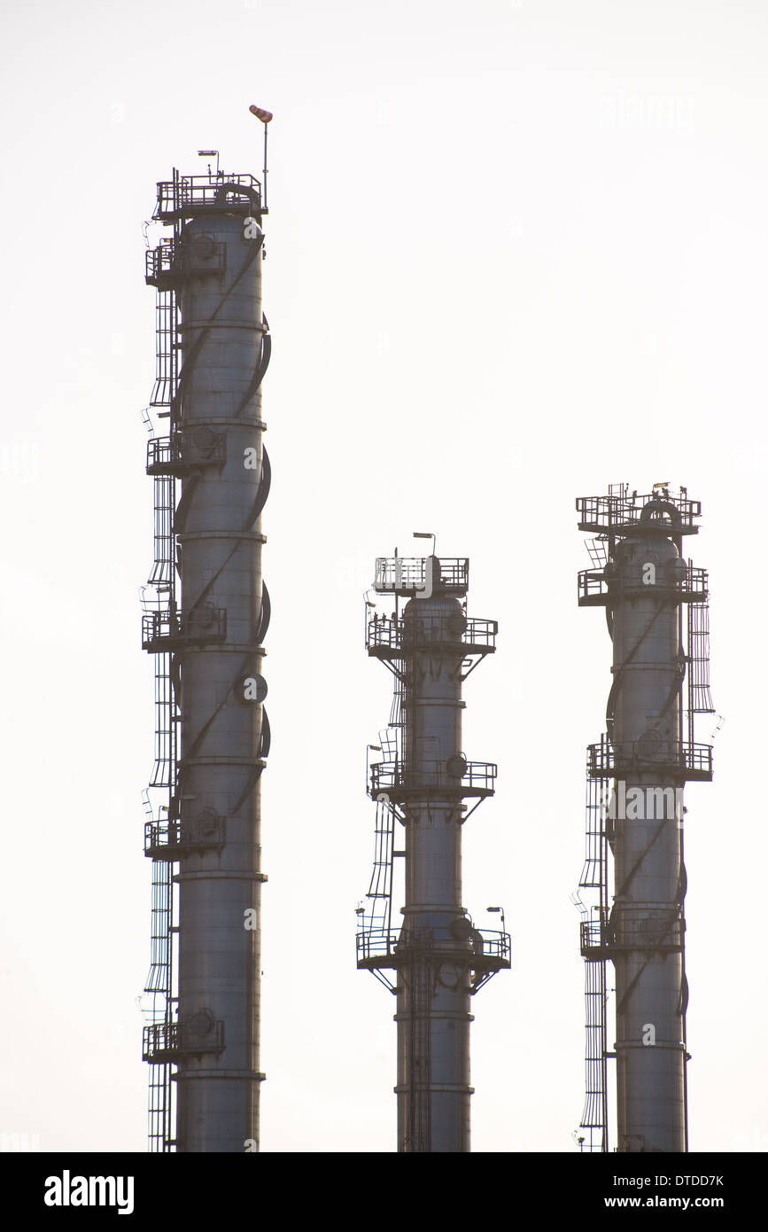 Des tuyaux de raffinerie de pétrole à Rotterdam, Port Europoort, Pays-Bas Banque D'Images