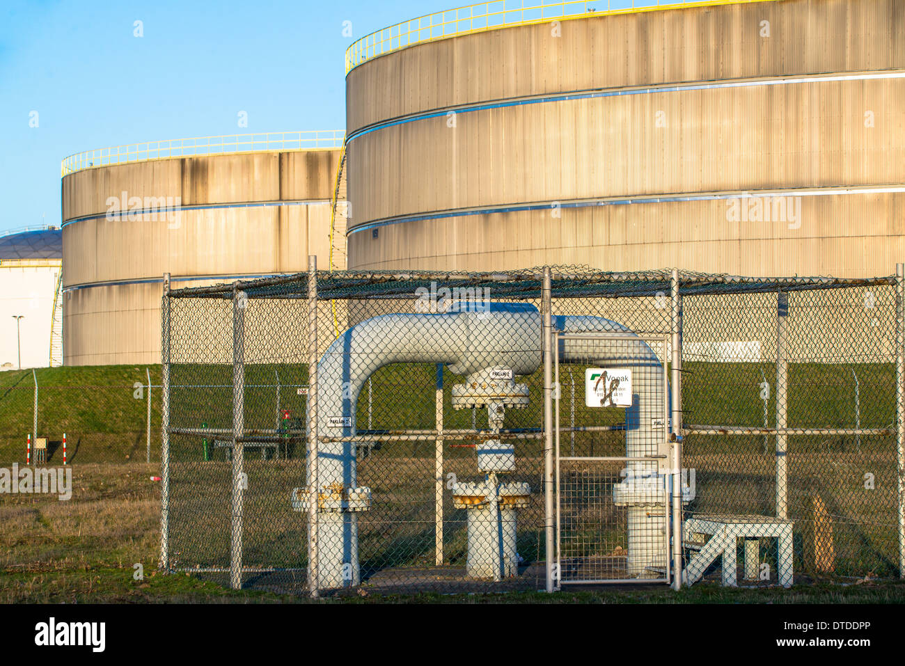 Les réservoirs de stockage de pétrole dans le port de Rotterdam Europoort, Banque D'Images