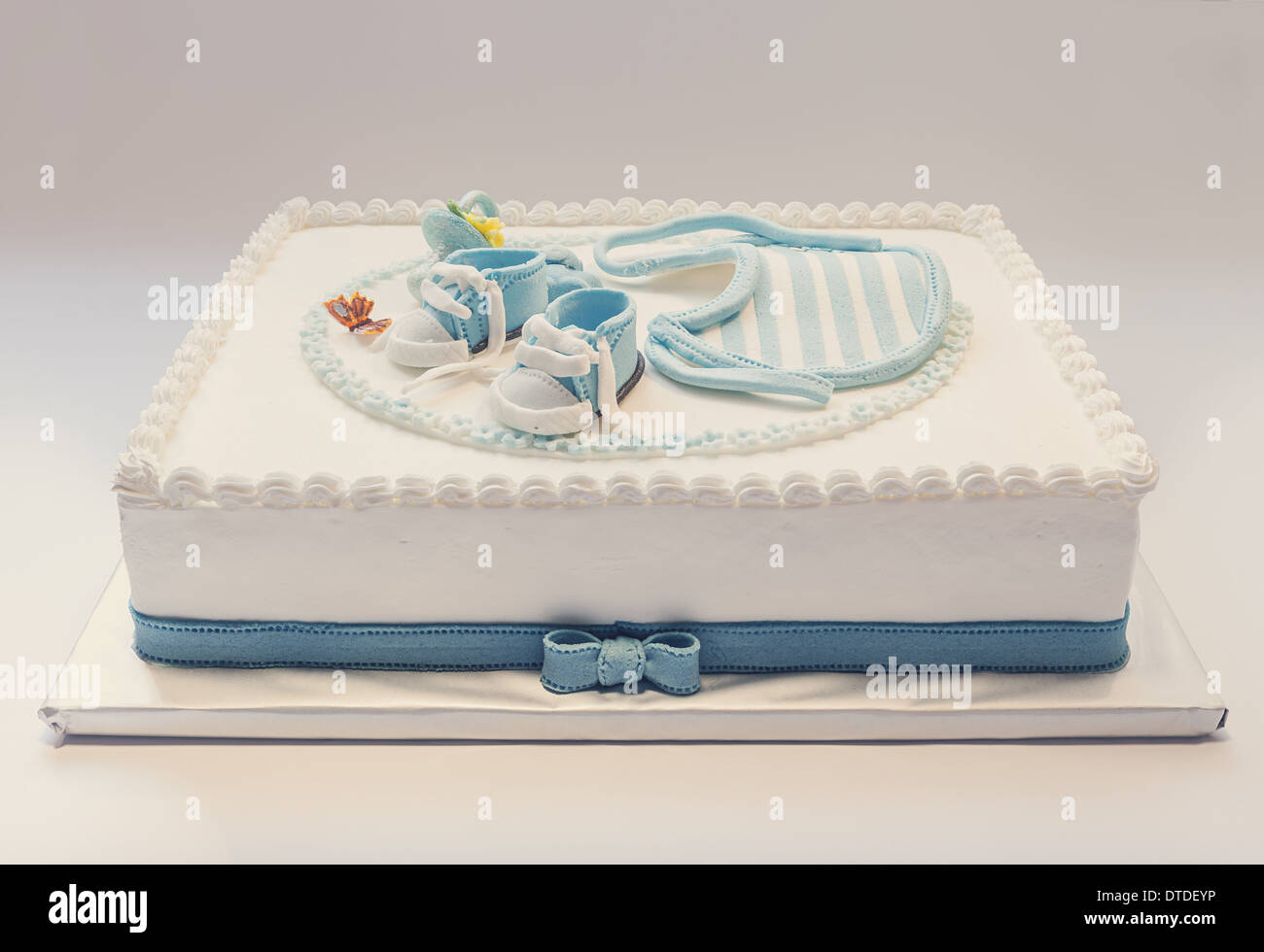 Gateau D Anniversaire Pour Bebe Bleu Et Blanc Sur Fond Gris Clair Photo Stock Alamy Gateau D Anniversaire Pour Bebe Bleu Et Blanc Sur Fond Gris Clair Photo Stock Alamy
