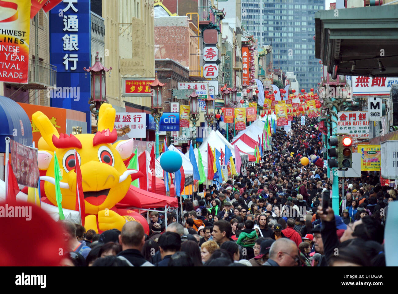 Foule de gens se réunissent sur Grant Street San Francisco pour le défilé du Nouvel An chinois 2014 Banque D'Images