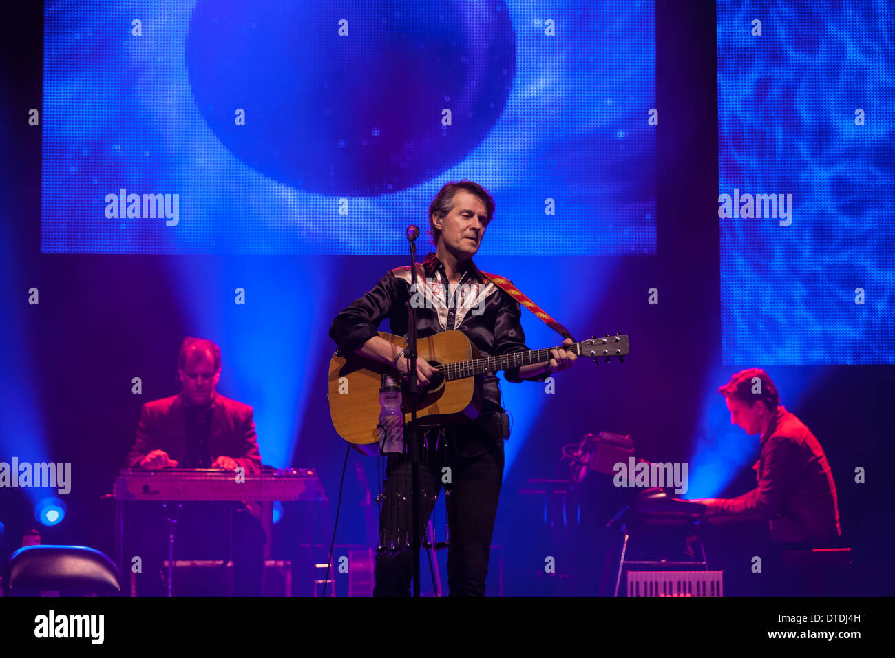 London Ontario, Canada. Le 15 février 2014. Jim Cuddy du Canadian country et folk band Blue Rodeo effectue au John Labatt Centre. Le groupe a joué deux jeux avec la musique de leur nouvel album et atteindre de nouveau dans leur archive ou de plus de 25 ans de musique. Banque D'Images