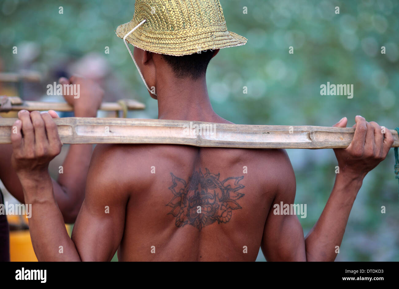 Un homme remplir les contenants avec de l'eau dans un petit lac à Dala Township, Myanmar, le lundi 6 mai 2013. Banque D'Images Un homme remplir les contenants avec de l'eau dans un petit lac à Dala Township, Myanmar, le lundi 6 mai 2013. Banque D'Images