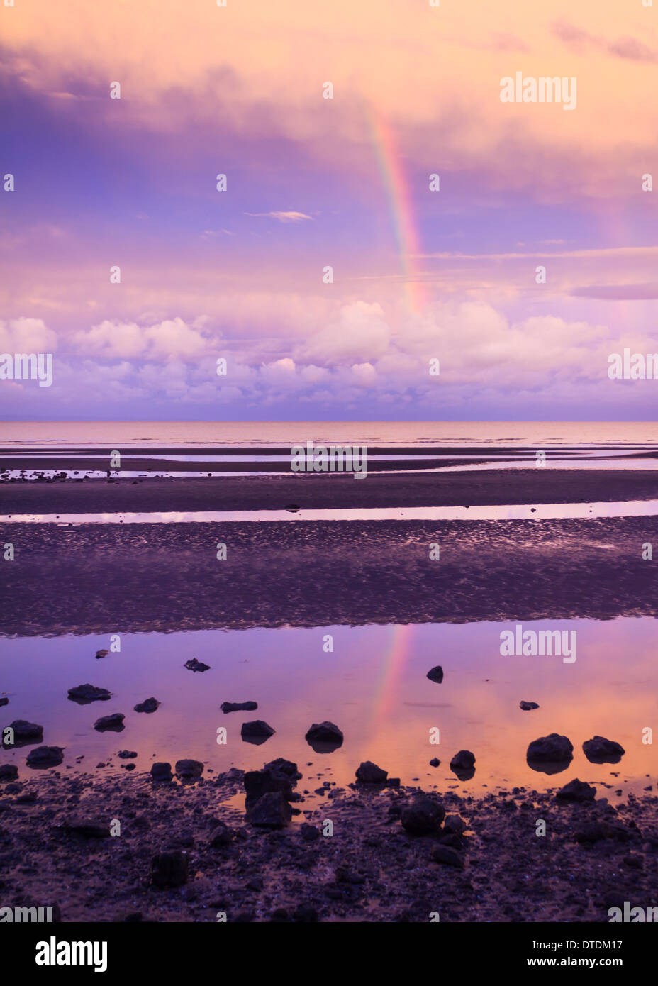 Rainbow reflètent dans les eaux calmes de la baie Bramble, Sandgate, Queensland, Australie Banque D'Images