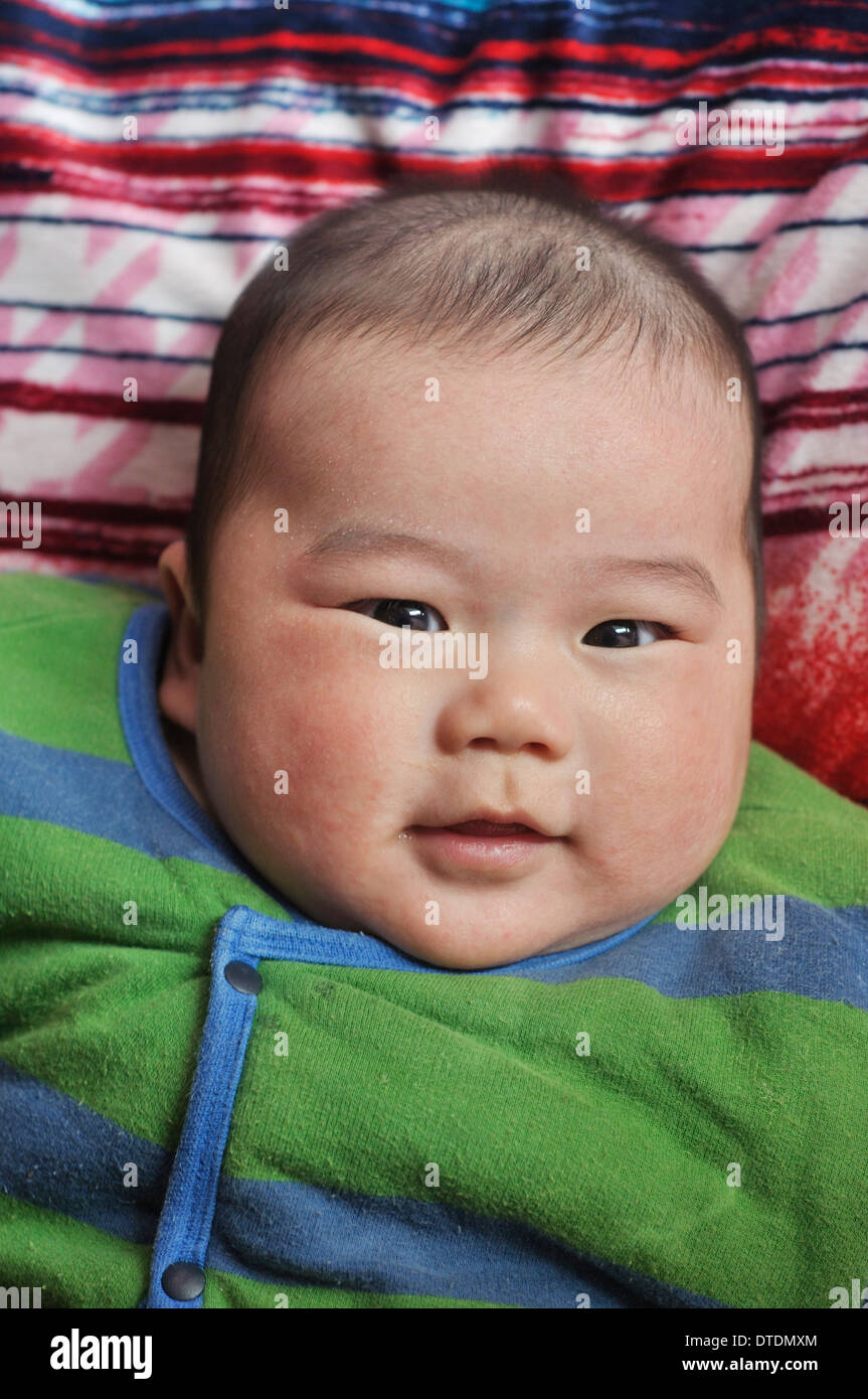 Bébé Garçon asiatique vus du dessus(6 mois bébé chinois) Banque D'Images