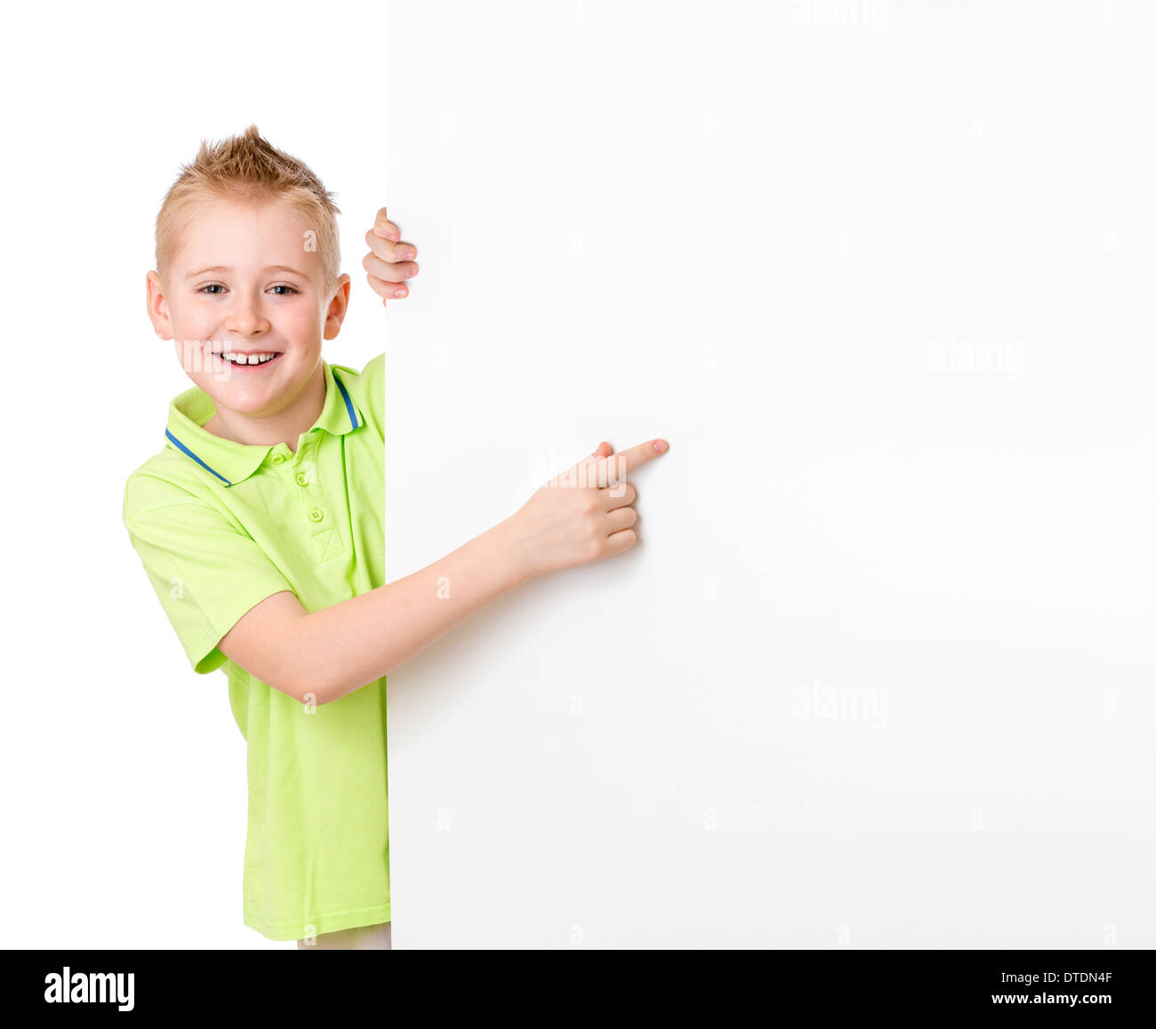 Beau jeune garçon en pointant sur bannière publicitaire vierge Banque D'Images