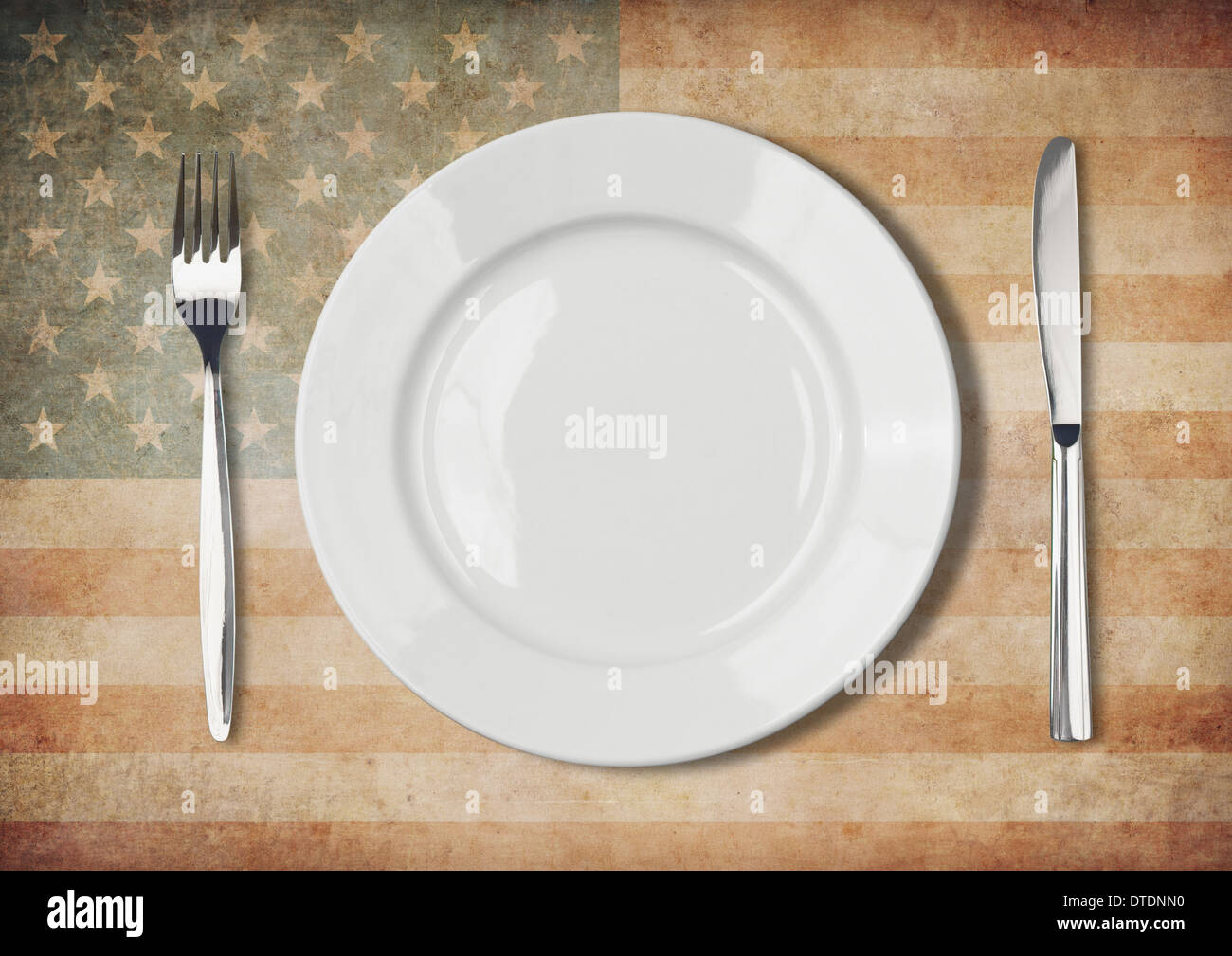 Assiette, fourchette et couteau sur vieux drapeau USA Banque D'Images