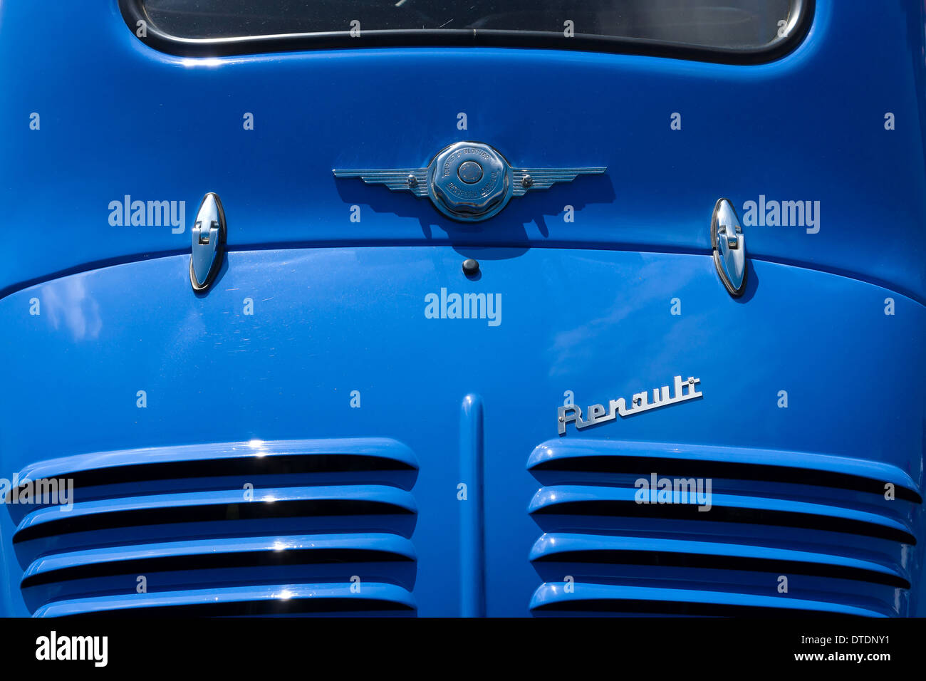 Aération arrière et l'emblème d'une voiture compacte Renault 4CV Banque D'Images