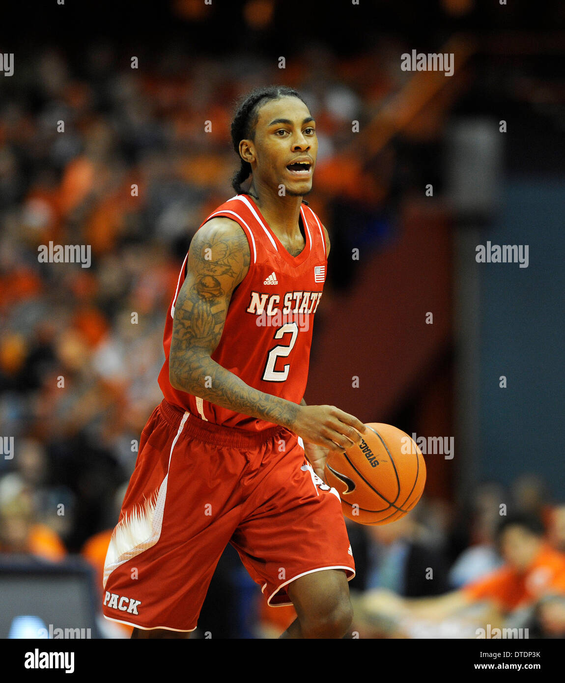 Syracuse, NY, USA. Feb 15, 2014. 15 févr. 2014 : North Carolina State Wolfpack guard Anthony 'cat' Coiffure # 2 prend le ballon à cour au cours de la deuxième moitié de jouer comme l'Université de Syracuse défait North Carolina State 56-55 dans un match de l'ACC à l'Carrier Dome à Syracuse, New York. Credit : csm/Alamy Live News Banque D'Images