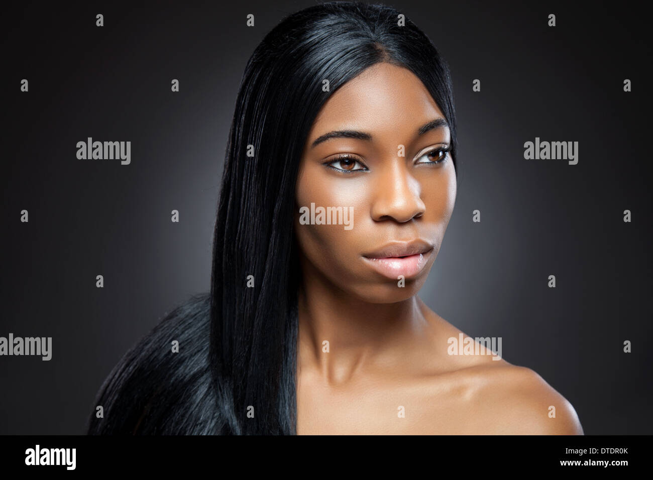Jeune black beauty avec les cheveux longs Banque D'Images