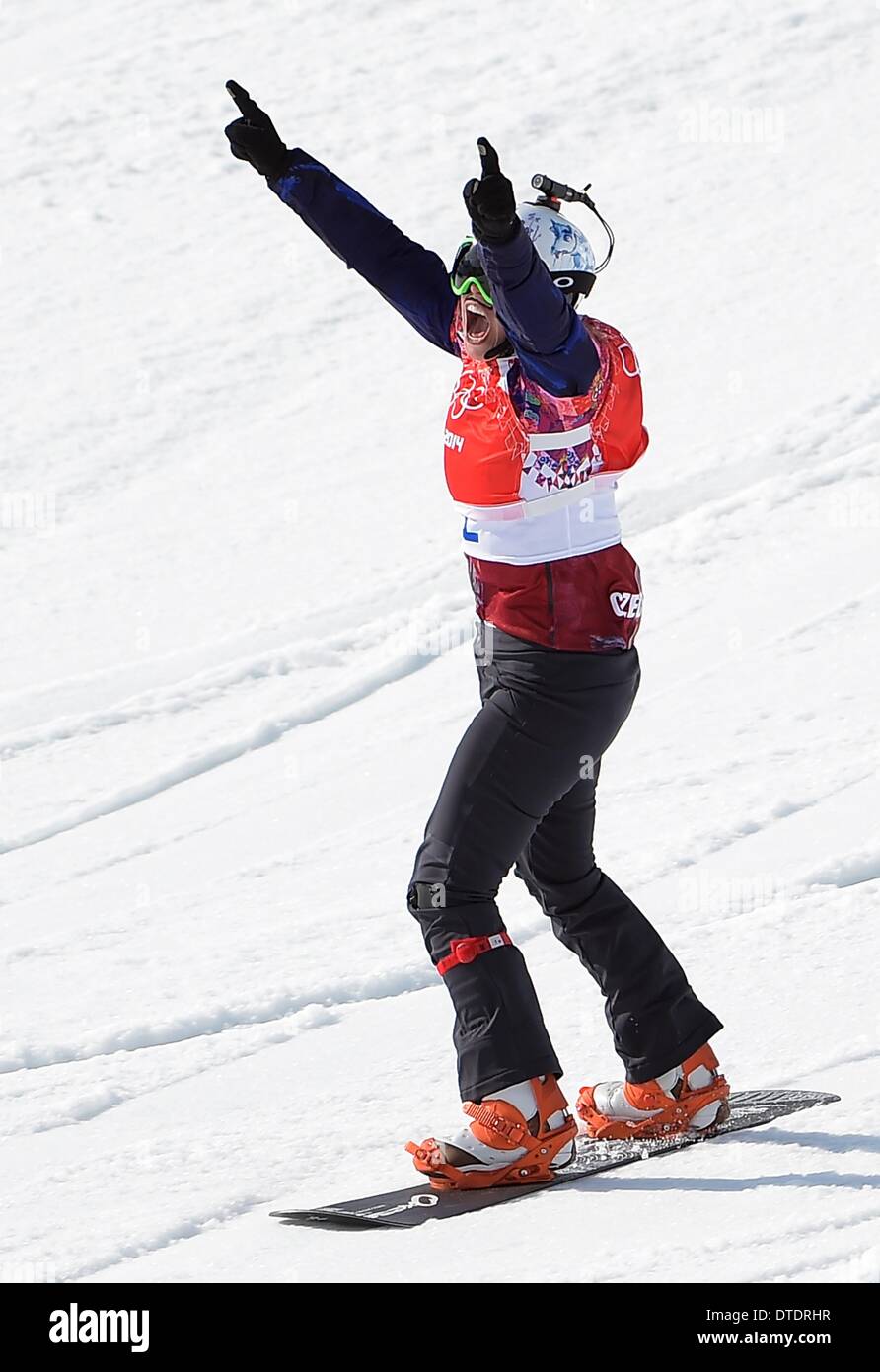 Eva Samkova (CZE) célèbre comme elle s'approche de la ligne d'arrivée pour gagner l'or. Snowbboard Womens Cross - Rosa Khutor Extreme Park - Sotchi - Russie - 16/02/2014 Banque D'Images