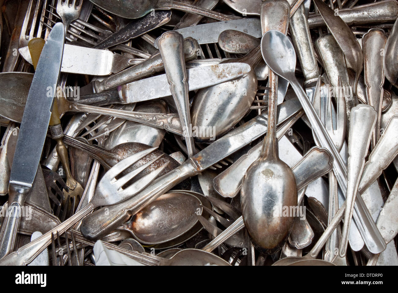 Vieilles cuillers, fourchettes, couteaux sur un marché aux puces Banque D'Images