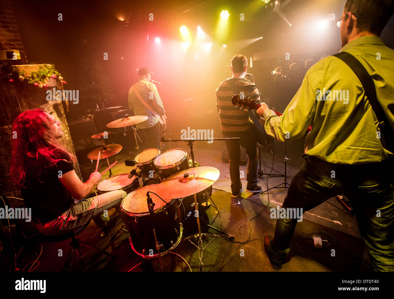 Band joue sur la scène, concert de musique rock Banque D'Images